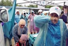 絕癥女子跪求救命 韓紅當場落淚自掏腰包捐贈2萬元