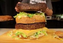 大胃王挑戰90斤重巨無霸漢堡 22分鐘吃完