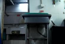 臥底海底撈:老鼠爬進食品柜 火鍋漏勺掏下水道