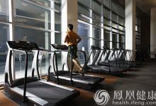 小伙和朋友打賭倆月練6塊腹肌 瘋狂健身引腎衰