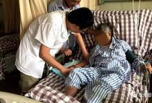 手被明蝦刺破引發(fā)膿毒血癥，醫(yī)生提醒接觸海鮮受傷應及時消毒