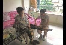 13歲少女照顧外婆9年 創康復操當私人教練