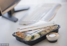 規(guī)范網(wǎng)絡訂餐：外賣受污染，嚴重的吊銷許可證