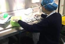 心疼！90后小護士手上在配藥、腳上在輸液…