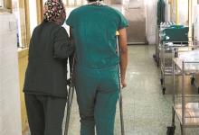 廣東一醫生打著石膏拄拐杖做手術：病人多醫生少，能做就做吧