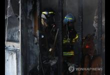 韓國一醫院發生火災多人死傷 消防隊員正在滅火