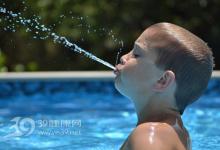 0.14克便便、1杯尿……游泳池里竟有這些！