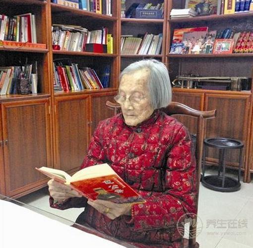江蘇102歲老壽星從不吃補(bǔ)品，每天兩頓都吃它