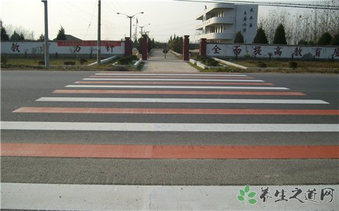 公交車熄火等紅燈 過紅綠燈要注意什么 公交車熄火等紅燈 過紅綠燈要注意什么