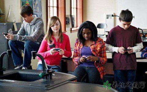 家長(zhǎng)進(jìn)游戲群控訴 小孩沉迷網(wǎng)絡(luò)游戲怎么辦