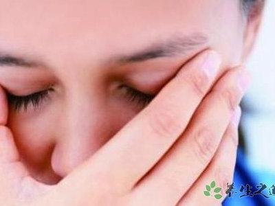 男孩牽手失明母親 生活中該如何保護眼睛