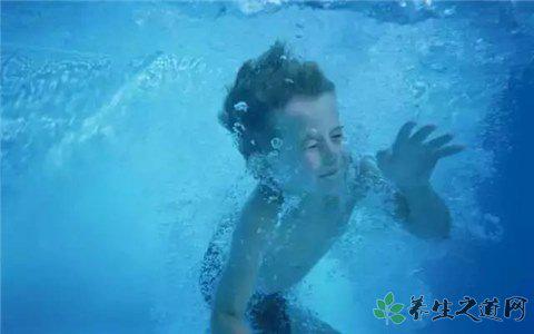 收走手機跳河輕生 遇到溺水怎么施救 收走手機跳河輕生 遇到溺水怎么施救