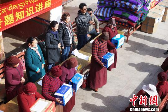 攜手民企送暖心服務 西藏婦聯“巾幗關愛”活動進寺廟 攜手民企送暖心服務 西藏婦聯“巾幗關愛”活動進寺廟