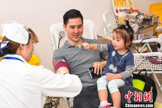 百余位外籍友人上海擼袖獻血