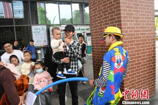 百余位外籍友人上海擼袖獻血