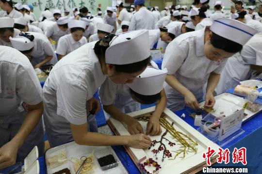 廣西一醫院護士用中藥葉作畫 展示無窮創意