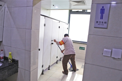 探訪北京醫院廁所衛生:“聞味尋廁”現象基本消失 探訪北京醫院廁所衛生:“聞味尋廁”現象基本消失