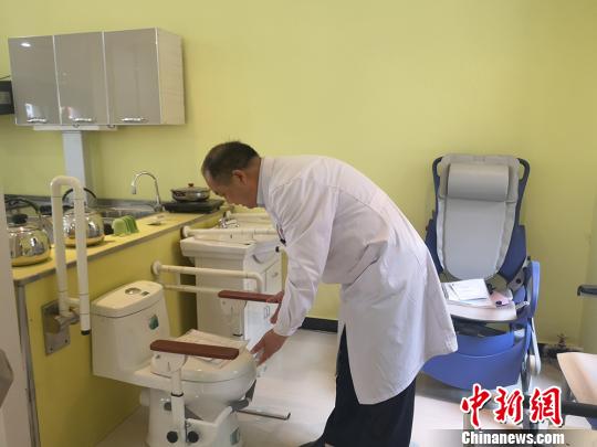 探訪甘肅輔具中心：枯燥工作送出愛心 量身定制適量陪訓(xùn)