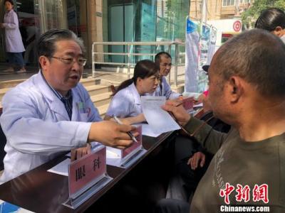 甘肅關注童叟眼健康 專家呼吁留守老人“勿瞞病”