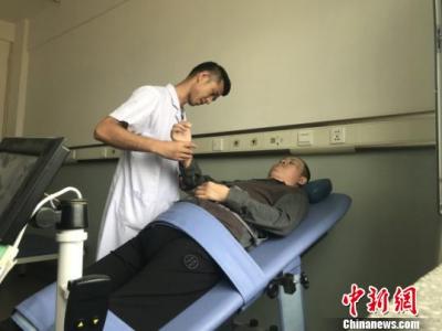 康復(fù)醫(yī)生倡“愛(ài)心治療”：感知病人痛苦為其“紓難”