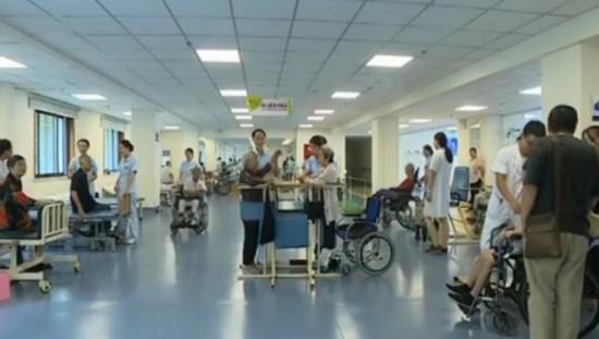 中國老人平均8年帶病生存養(yǎng)老不是簡單的醫(yī)療問題-易網(wǎng)健康養(yǎng)生網(wǎng) 中國老人平均8年帶病生存養(yǎng)老不是簡單的醫(yī)療問題