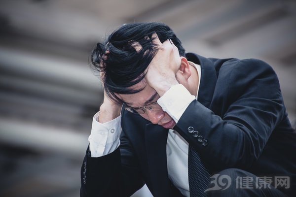 996再次躺槍:長時間工作禿頭幾率翻倍,這不是開玩笑!-易網健康<a href=http://www.xllyou.com/jkys/ target=_blank class=infotextkey>養生</a>網 996再次躺槍:長時間工作禿頭幾率翻倍,這不是開玩笑!