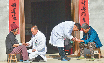 村醫父子三人：52年，看病超10萬人次