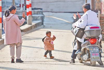 村醫父子三人:52年,看病超10萬人次