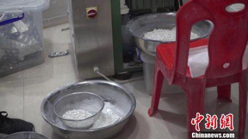 破獲假藥案:走私印度再返銷國(guó)內(nèi)賣假藥-易網(wǎng)<a href=http://www.xllyou.com/ target=_blank class=infotextkey>健康養(yǎng)生</a>網(wǎng) 破獲假藥案:走私印度再返銷國(guó)內(nèi)賣假藥