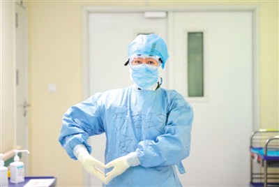 披堅執銳戰疫的白衣天使，節日快樂！