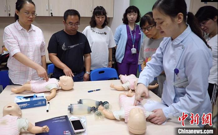 40名中西部地區(qū)兒科醫(yī)護(hù)上海“一對一”入科室跟班進(jìn)修