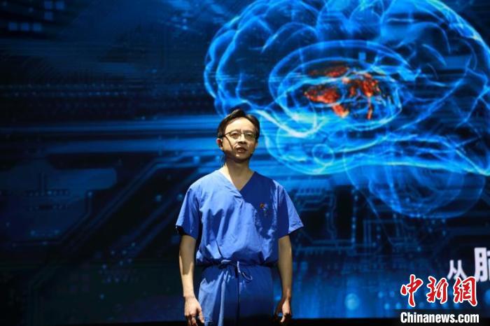 張文宏回憶打動人心的“黨員先上”：“是科室的常態”