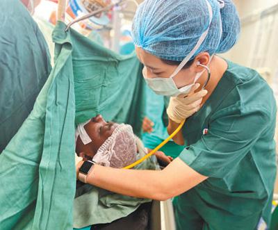 白衣執甲，用奉獻詮釋大愛