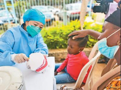 白衣執甲，用奉獻詮釋大愛