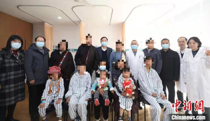 青海果洛唇腭裂患兒上海得矯治 回鄉(xiāng)迎新年