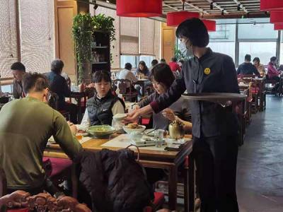 觀察:線下一座難求,線上外賣火爆春節餐飲業迎來“開門紅”