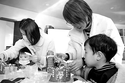 從“媽寶男”看獨立人格教育的缺失-易網<a href=http://www.xllyou.com/ target=_blank class=infotextkey>健康養生</a>網 從“媽寶男”看獨立人格教育的缺失