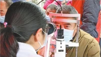 摸黑刷手機“失明”絕非危言聳聽-易網健康<a href=http://www.xllyou.com/jkys/ target=_blank class=infotextkey>養生</a>網 摸黑刷手機“失明”絕非危言聳聽