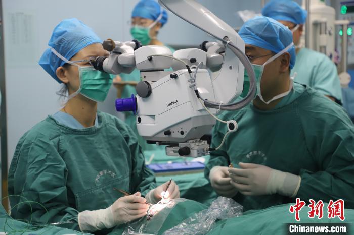 青海省首例折疊式人工玻璃體球囊植入手術成功實施