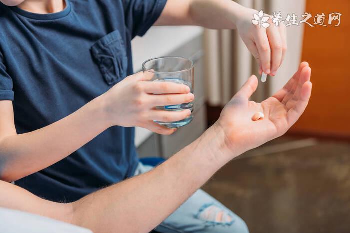 爸爸輔導孩子作業生氣捶墻致骨折 手骨折了要注意什么