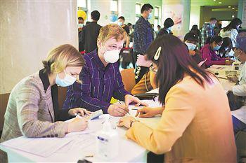 北京:外籍人士新冠疫苗接種工作有序進行-易網健康<a href=http://www.xllyou.com/jkys/ target=_blank class=infotextkey>養生</a>網 北京:外籍人士新冠疫苗接種工作有序進行