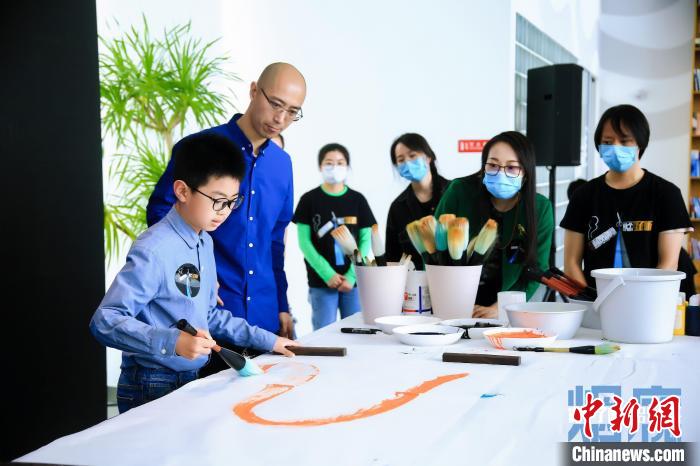 藝術(shù)+控?zé)煟谩?00筆”描繪無煙健康未來