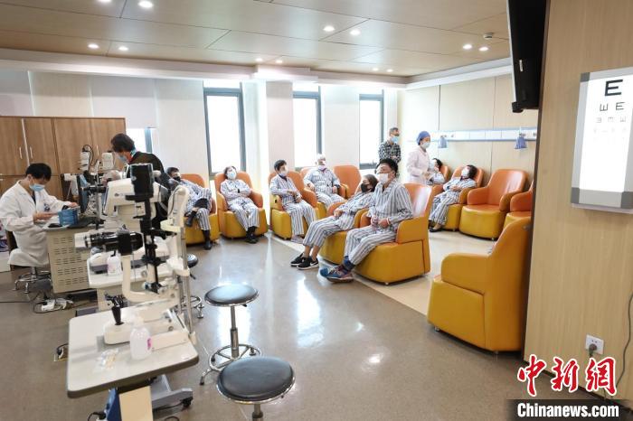 專家提醒老人勿將白內障當做老花眼 眼科日間手術高效便利上班族