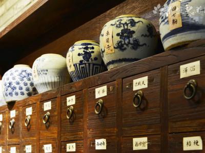 男子愛吃生魚片醉蝦 腹內(nèi)爬50條神秘黑蟲