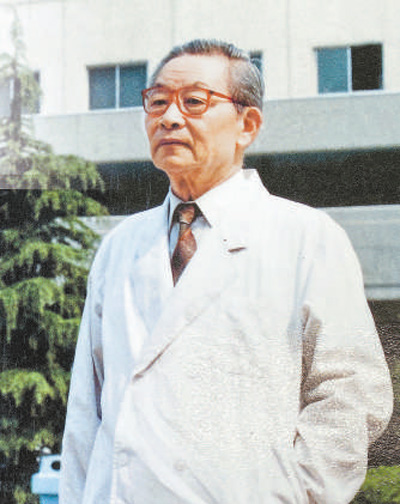 百歲醫(yī)者仁心仁術(shù)(奮斗百年路啟航新征程·“七一勛章”獲得者)-易網(wǎng)健康<a href=http://www.xllyou.com/jkys/ target=_blank class=infotextkey>養(yǎng)生</a>網(wǎng) 百歲醫(yī)者仁心仁術(shù)(奮斗百年路啟航新征程·“七一勛章”獲得者)