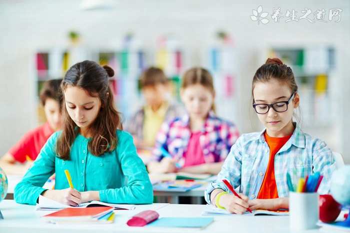 初中生帶著警察查抄補習班 此前曾被高年級學生毆打-易網<a href=http://www.xllyou.com/ target=_blank class=infotextkey>健康養生</a>網 初中生帶著警察查抄補習班 此前曾被高年級學生毆打