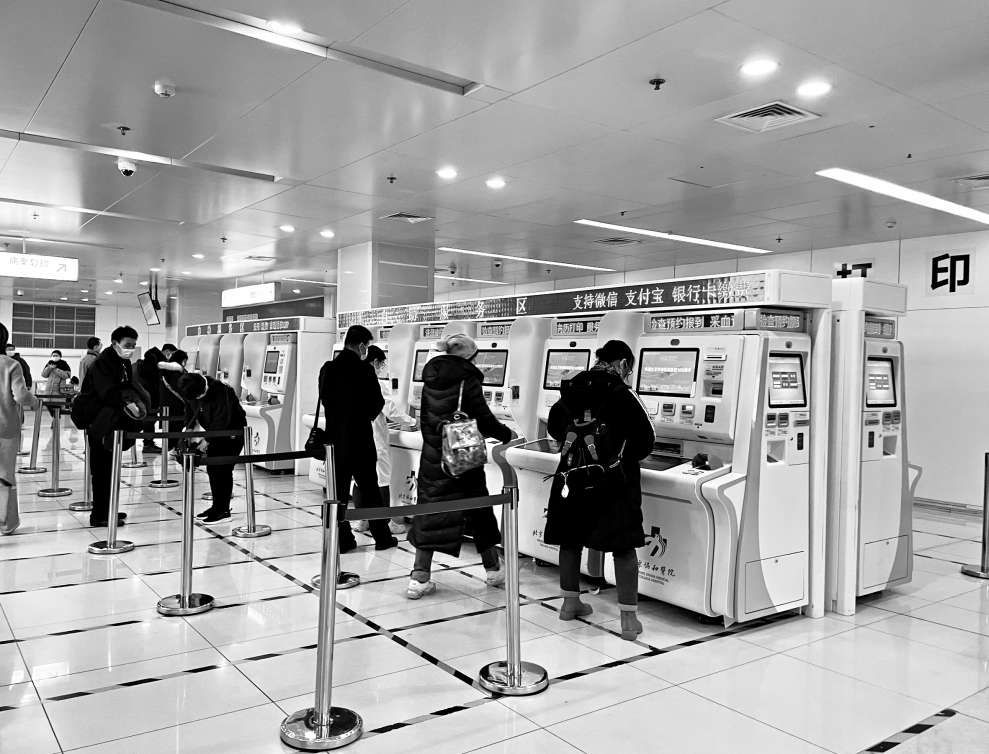 請(qǐng)醫(yī)院向“看病不帶本”努力-易網(wǎng)<a href=http://www.xllyou.com/ target=_blank class=infotextkey>健康養(yǎng)生</a>網(wǎng) 請(qǐng)醫(yī)院向“看病不帶本”努力