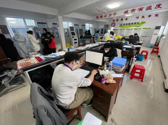 遼寧綏中一線疫情防控人員掃描-易網<a href=http://www.xllyou.com/ target=_blank class=infotextkey>健康養生</a>網 遼寧綏中一線疫情防控人員掃描