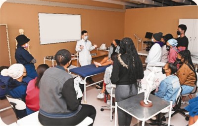 海外中醫師:不遺余力傳播中醫文化(僑界關注)-易網健康<a href=http://www.xllyou.com/jkys/ target=_blank class=infotextkey>養生</a>網 海外中醫師:不遺余力傳播中醫文化(僑界關注)