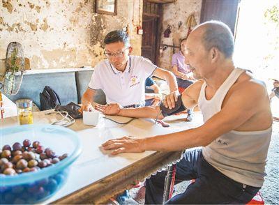 村里來了“醫生書記”